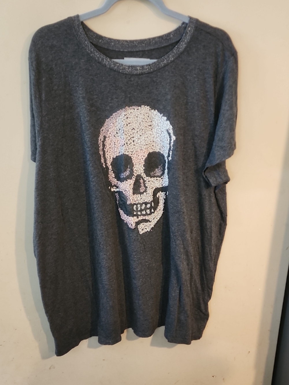 torrid Charcoal Gray Tee with Iridescent Sequin Skull
